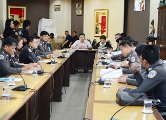 Deputy Mayor Wutisak Rermkitkarn presides over a meeting with the Consumer Protection Police Division and representatives of the Consumer Union.